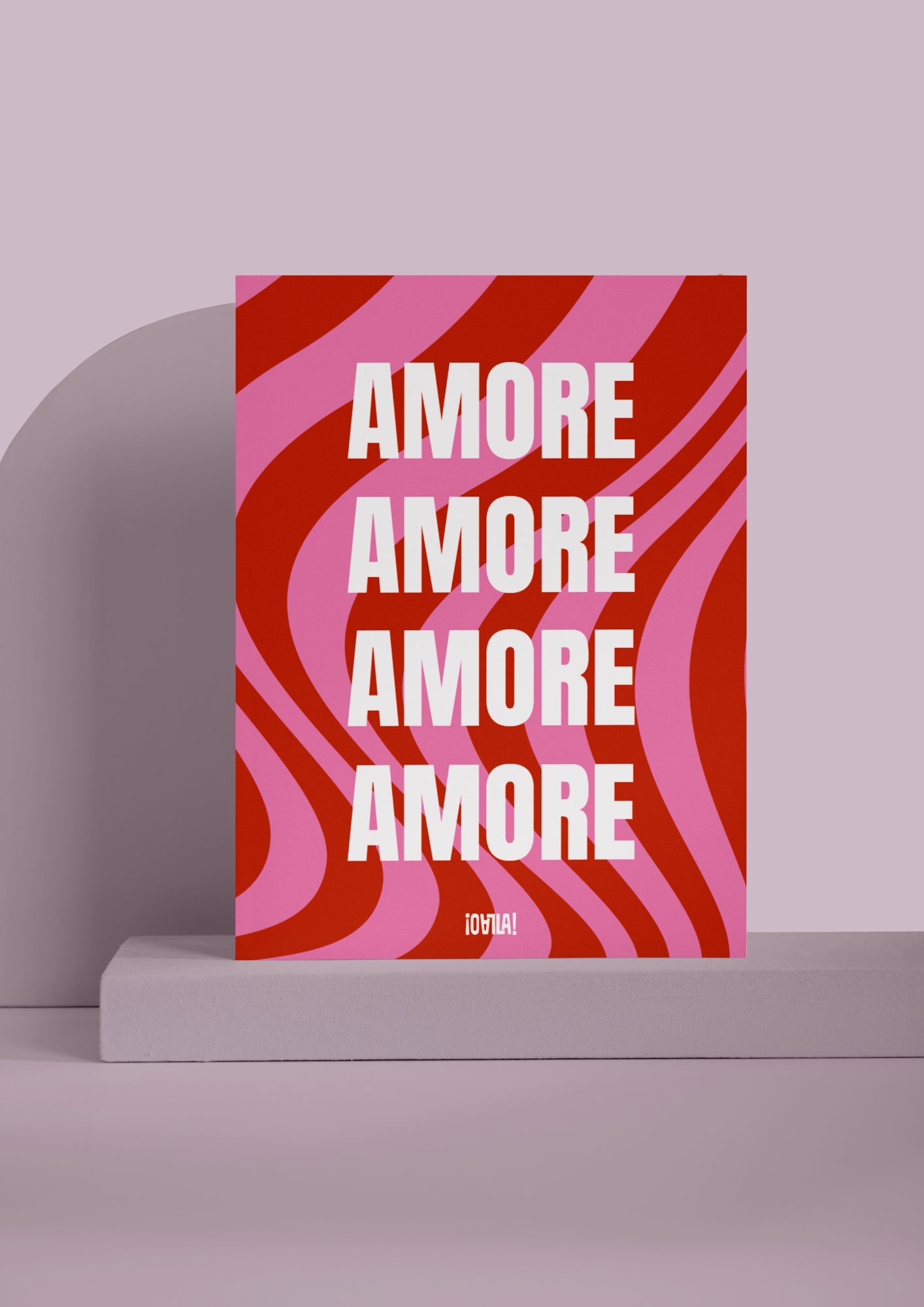 Photo produit d'une carte prise dans les mains d'une femme sur fond neutre. La carte a pour design un fond rose et rouge en vague, avec l'inscription Amore au centre décliné en 4 fois. En bas se trouve le logo de la marque OLALA.