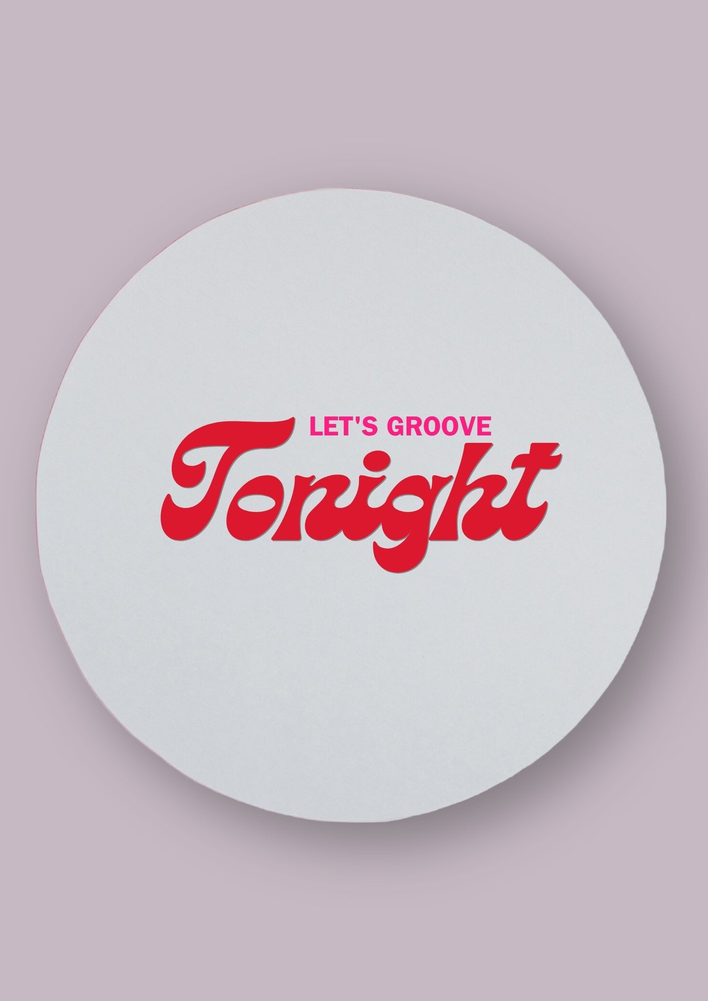 Miroir rond avec la phrase Let's groove tonight écrite en rouge et rose. Le fond est neutre.