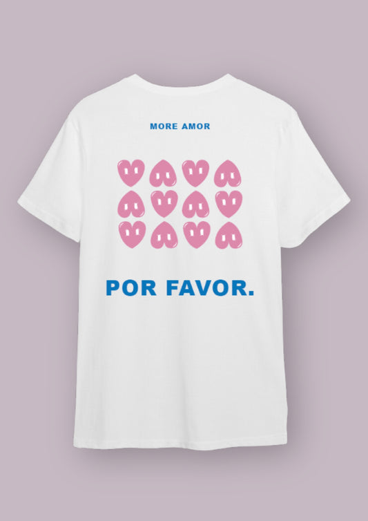 Photo produit d'un t-shirt blanc de dos avec le design more amor por favor en bleu et les coeurs roses.