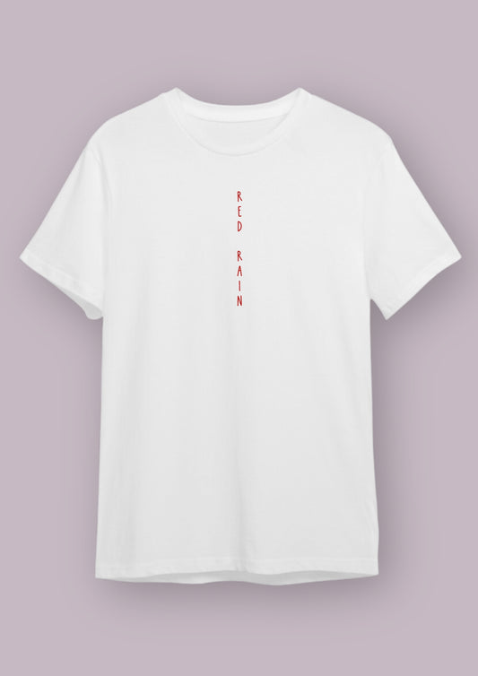 Photo produit blanc de face avec la phrase red rain en rouge écrite à la verticale au centre de la poitrine.