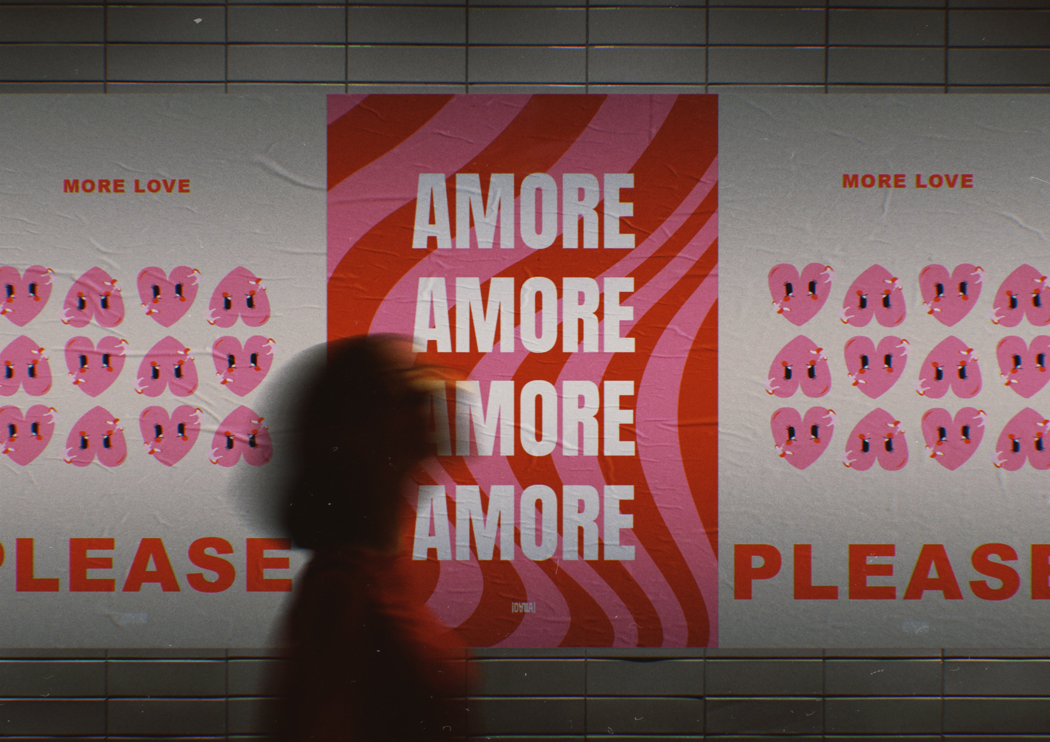 Mur d'affiche dans un métro avec au premier plan la silhouette flou d'une femme. Les affiches sont rouge et rose. 