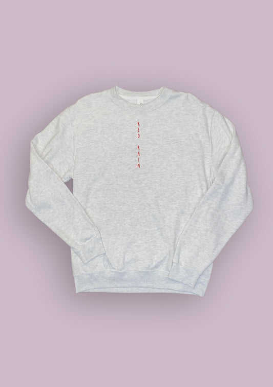Photo produit d'un sweat gris avec l'inscription red rain en rouge à la verticale au centre de la poitrine. 