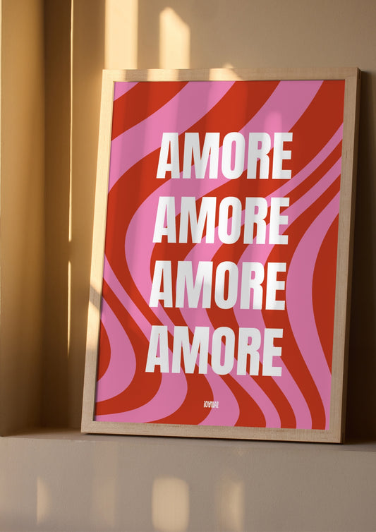 Photo produit d'une affiche dans un cadre. L'affiche a pour design un fond rose et rouge en vague, avec l'inscription Amore au centre décliné en 4 fois. En bas se trouve le logo de la marque OLALA. 