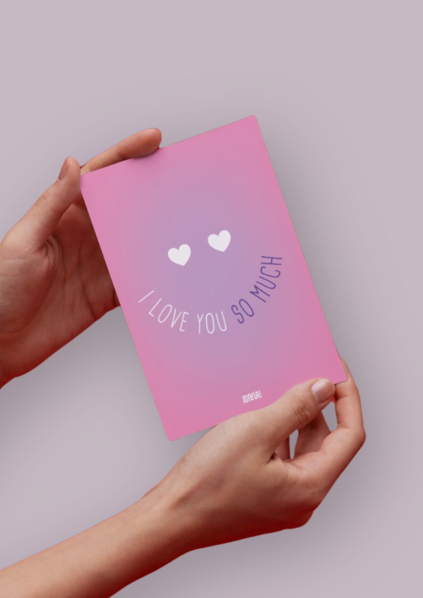 Carte avec un dégradé de rose avec un smiley au centre. Les yeux du smiley sont en forme de coeur, et la bouche est représentée par le texte "I love you so much". 
