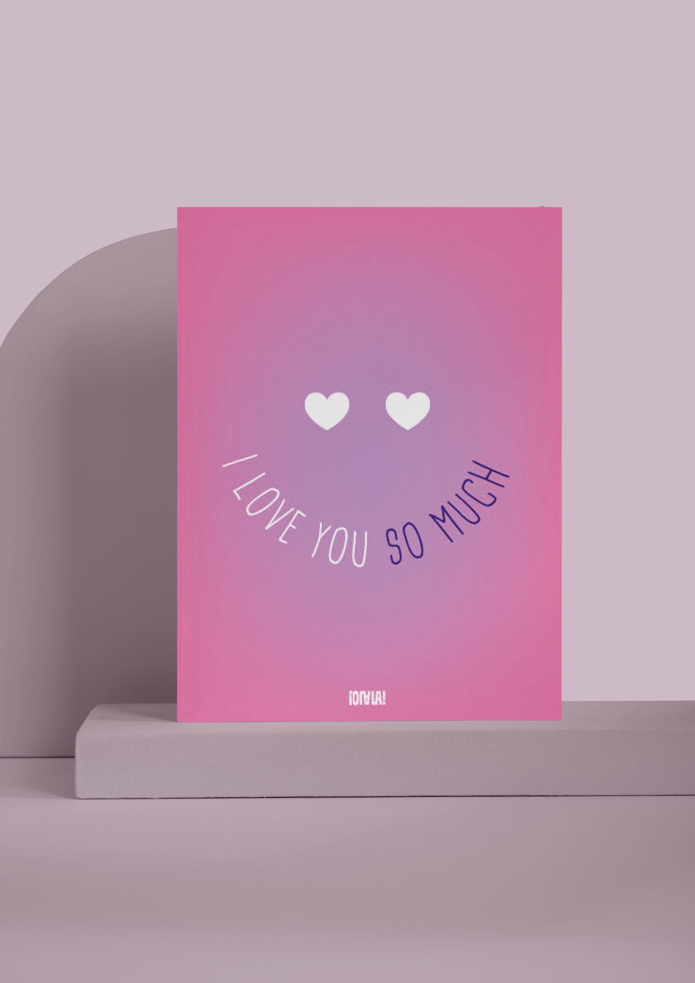 Carte avec un dégradé de rose avec un smiley au centre. Les yeux du smiley sont en forme de coeur, et la bouche est représentée par le texte "I love you so much". 