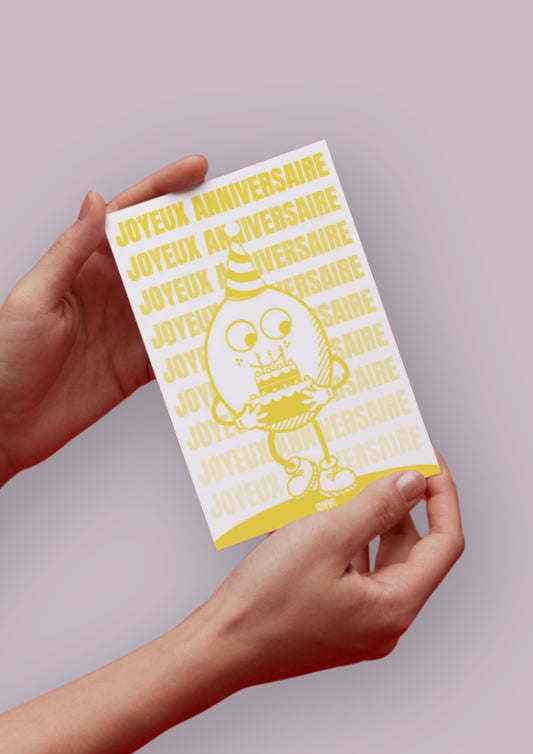 Carte avec design Joyeux anniversaire et un bonhomme citron avec un chapeau d'anniversaire en portant un gâteau.  Le design est blanc et jaune.  