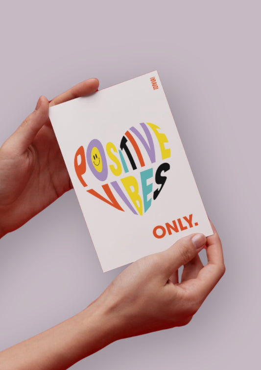 Carte avec fond blanc cassé. Au centre un coeur avec le texte "Positive Vibes Only". Les lettre sont de toutes les couleurs. 