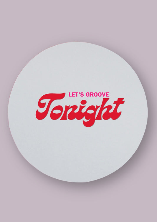 Miroir rond avec la phrase Let's groove tonight écrite en rouge et rose. Le fond est neutre. 