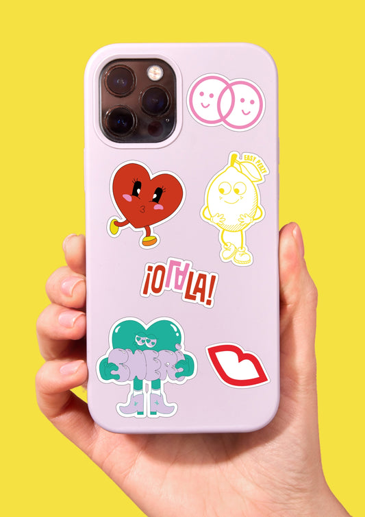 Coque de téléphone avec six stickers. 