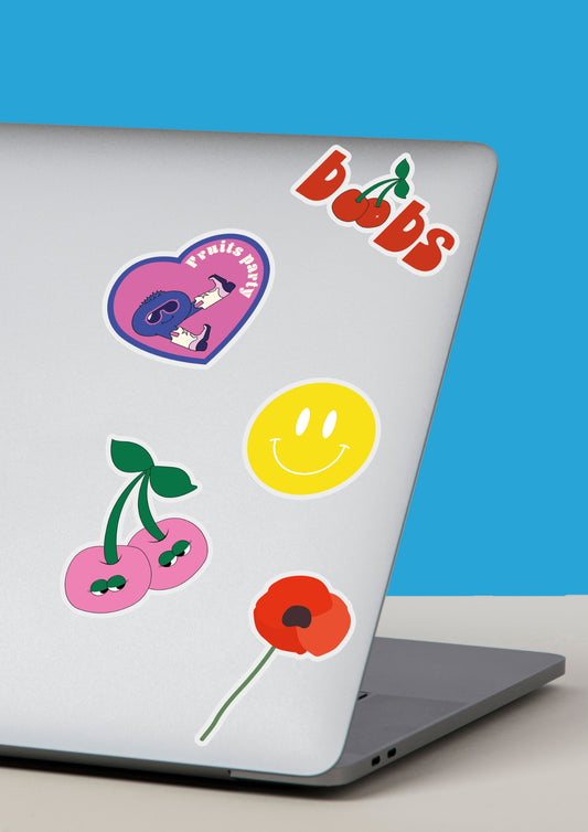 Dos d'un ordinateur avec cinq stickers collé.  