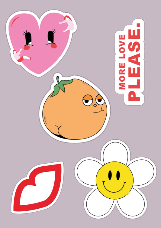 Cinq stickers sur fond neutre. En haut à gauche un coeur rose avec des yeux et des bonhommes accrochés à lui. À droite un stickers avec la phrase "more love please" écrite en rouge. Au milieu un stickers d'une prune orange avec des fesses et des yeux. En bas à gauche une bouche rouge. Et en bas à droite une fleur blanche et jaune avec en son centre un smiley. 