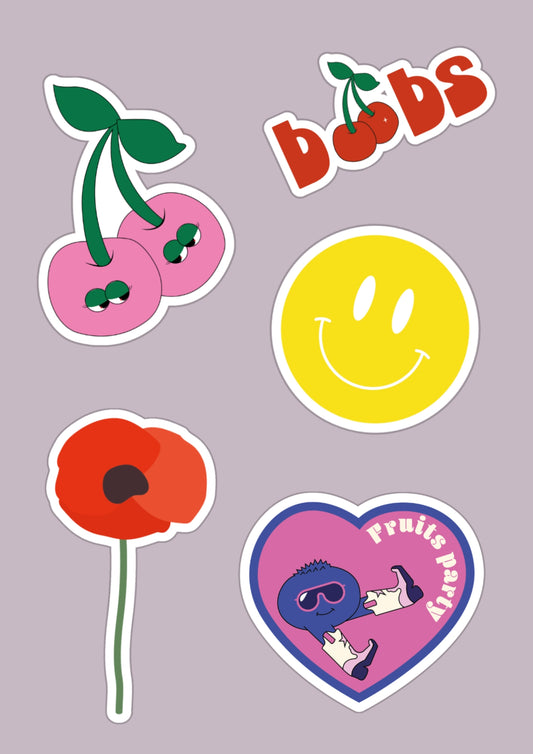 Cinq stickers sur un fond neutre. En haut à gauche un stickers cerise rose et verte avec des yeux. Ensuite un stickers avec le mot "boobs" dont les "o" sont représentés avec des cerises rouges. Au milieu un smiley jaune. En bas à gauche un coquelicot rouge. En bas à droite un coeur rose avec une bordure violette. À l'intérieur du coeur se trouve une mûre avec des santiags et des lunettes de soleil, ainsi que la phrase "fruit party". 
