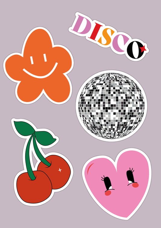 Cinq stickers sur un fond neutre. En haut à gauche un stickers représentant une fleur orange avec un smiley. En haut à droite, le mot disco avec une couleur par lettre. Au milieu à droit un stickers boule disco. En bas à gauche un stickers cerise. Et en bas à droite un coeur rose avec des yeux amoureux. 