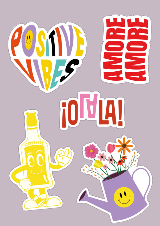 Pack de 5 stickers sur fond neutre. 
En haut à gauche un stickers en forme. de coeur avec écrit "positive vibes" de plusieurs couleurs.  À droite un stickers rouge avec les mots Amore Amore. Au milieu le stickers OLALA en rouge et rose. En bas à gauche un stickers jaune et blanc qui représente une bouteille de citronnade avec des bras et des jambes. En bas à droite un pot de fleur violet avec un smiley jaune dessus. Dedans se trouve des fleurs. 