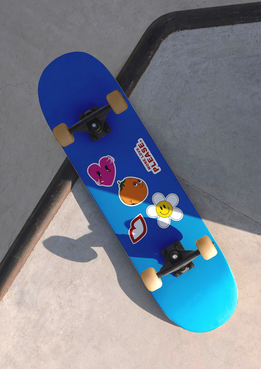 Une planche de skate retournée de couleur bleu avec cinq stickers collés dessus. 