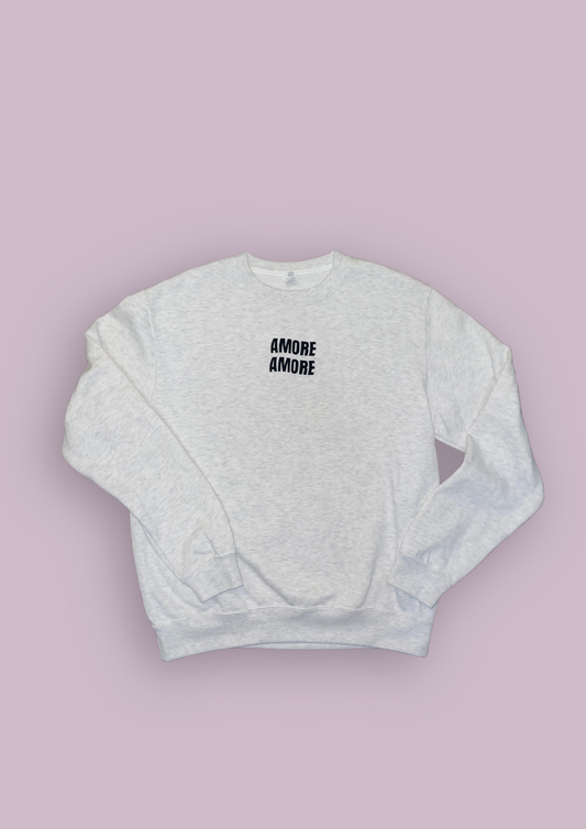 Photo produit d'un sweat gris avec pour inscription sur le centre de la poitrine Amore Amore en velours noir. 
