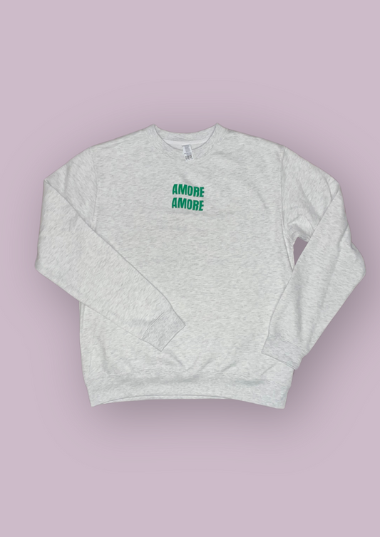 Photo produit d'un sweat gris avec pour inscription sur le centre de la poitrine Amore Amore en velours vert. 