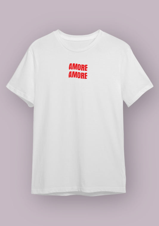 Photo produit d'un t-shirt blanc de face avec l'inscription Amore Amore rouge devant. 