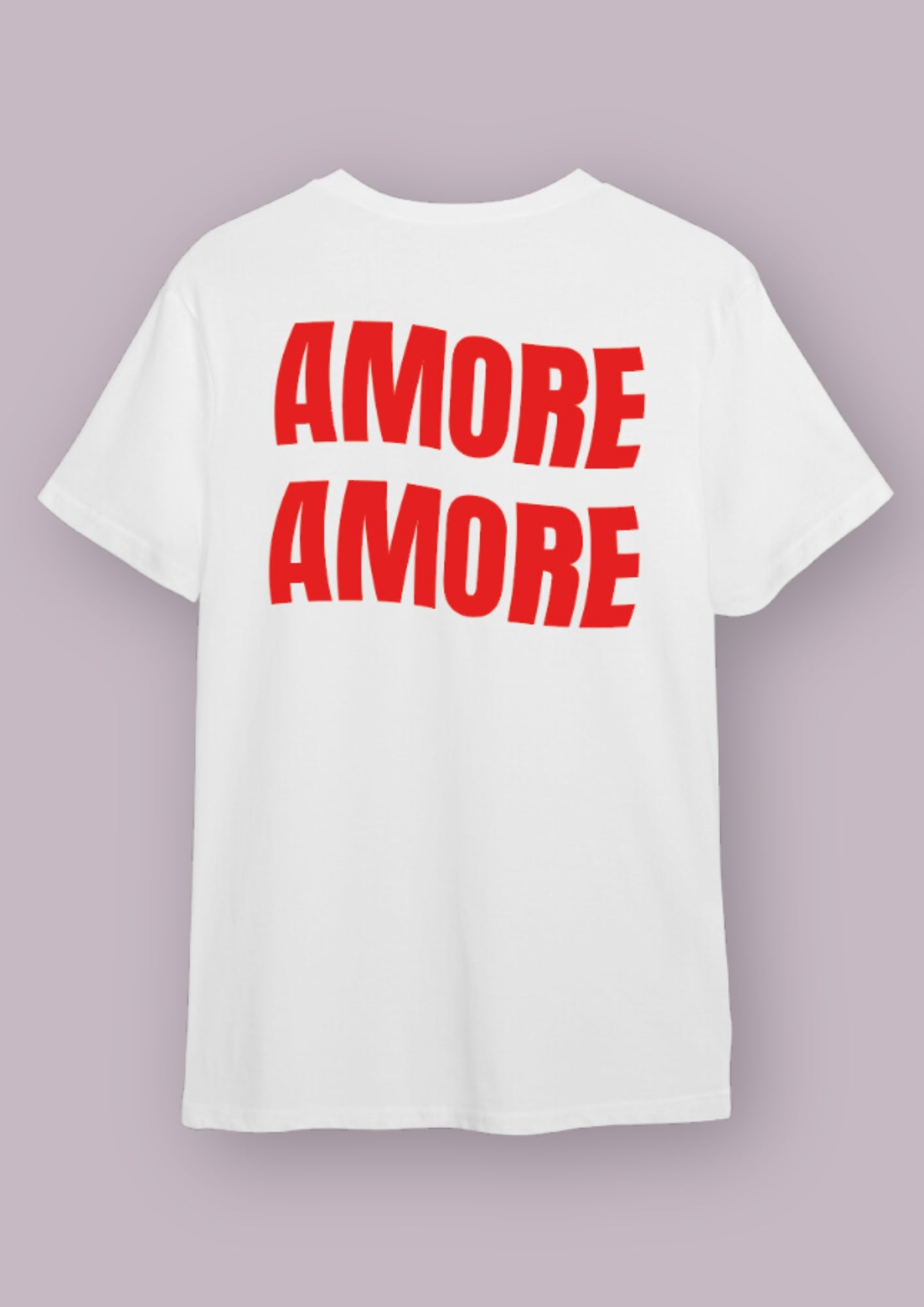 Photo produit d'un t-shirt blanc de dos avec les mots Amore Amore écrit l'un sur l'autre en rouge. 