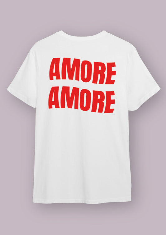 Photo produit d'un t-shirt blanc de dos avec les mots Amore Amore écrit l'un sur l'autre en rouge. 