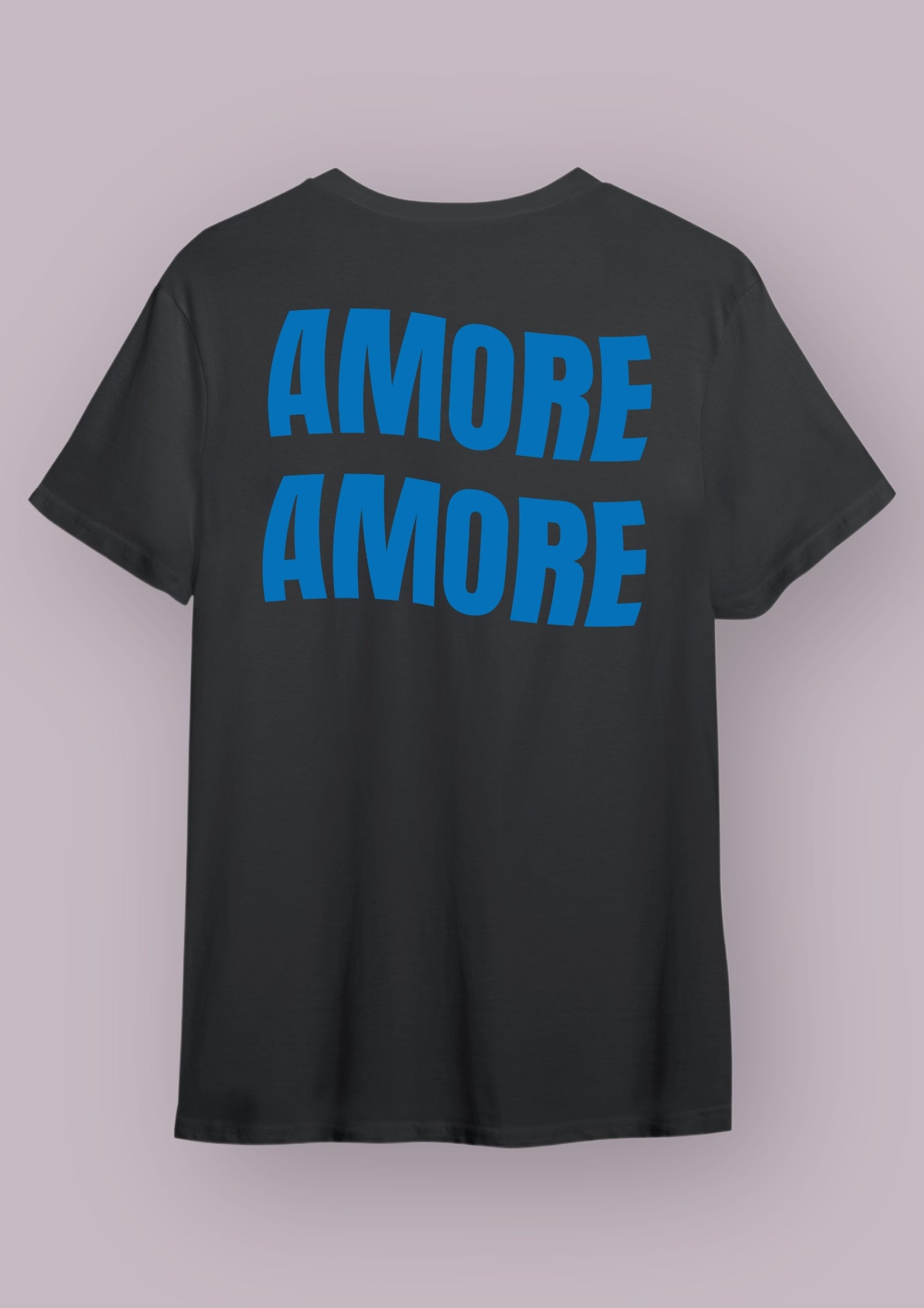 T-shirt noir avec l'inscription amore amore en bleu sur le dos.