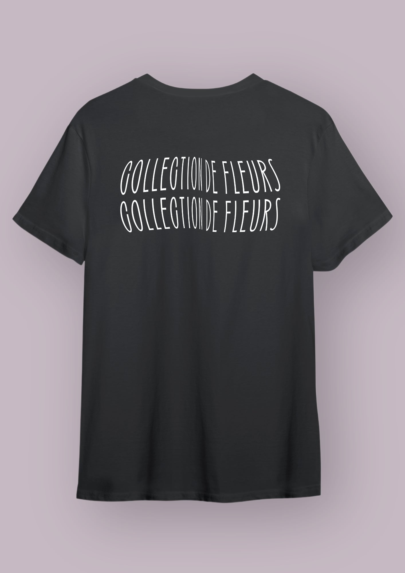 Photo produit d'un t-shirt noir de dos avec pour design la phrase Collection de fleurs écrite deux fois l'une sur l'autre en blanc. 