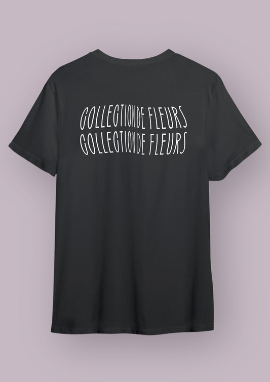 Photo produit d'un t-shirt noir de dos avec pour design la phrase Collection de fleurs écrite deux fois l'une sur l'autre en blanc. 