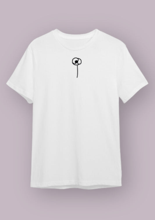 Photo produit d'un t-shirt blanc avec un coquelicot noir au centre de la poitrine. 