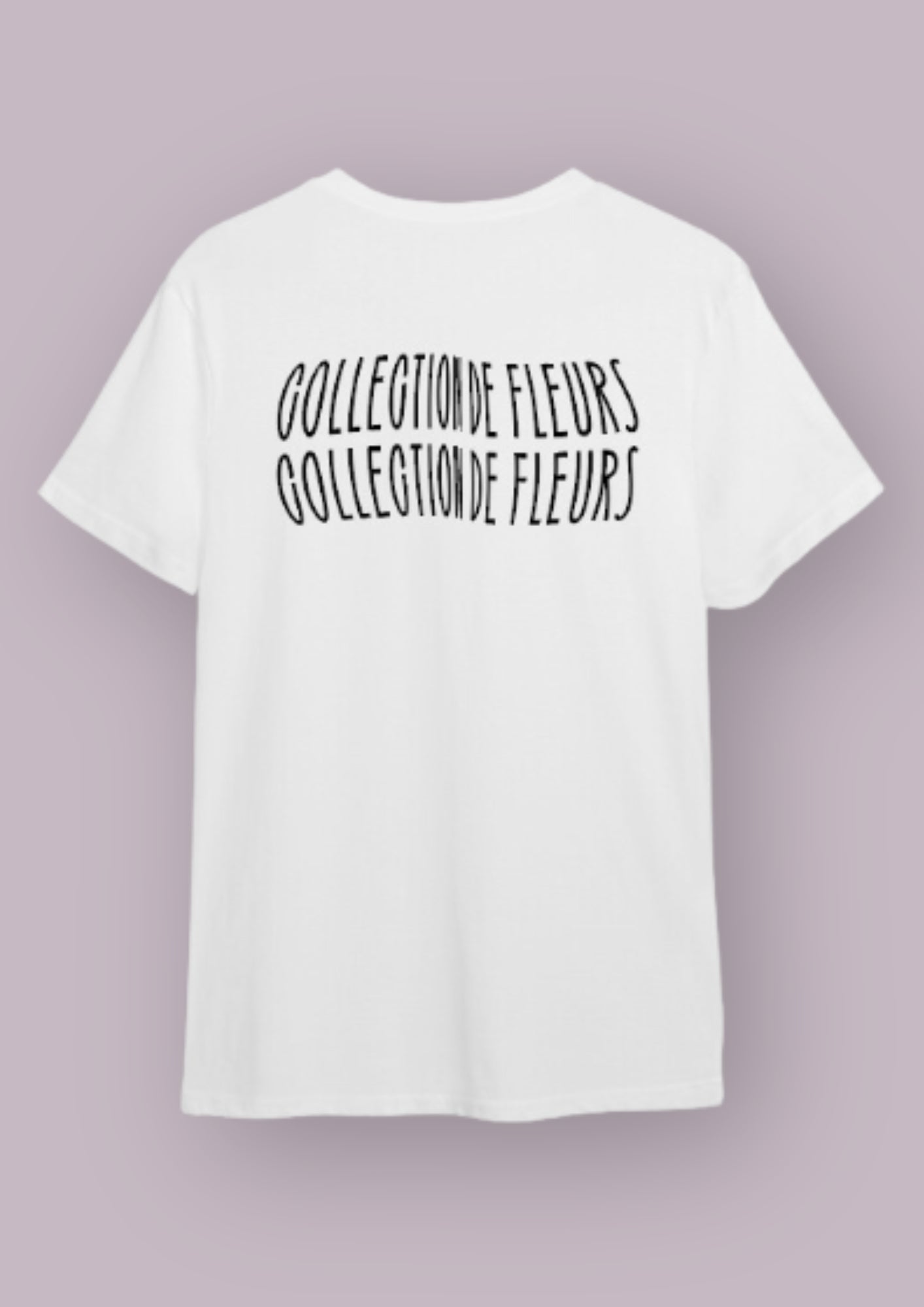 Photo produit d'un t-shirt blanc avec l'inscription collection de fleurs en deux fois en noir dans le dos. 