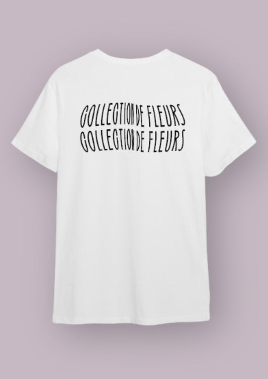 Photo produit d'un t-shirt blanc avec l'inscription collection de fleurs en deux fois en noir dans le dos. 