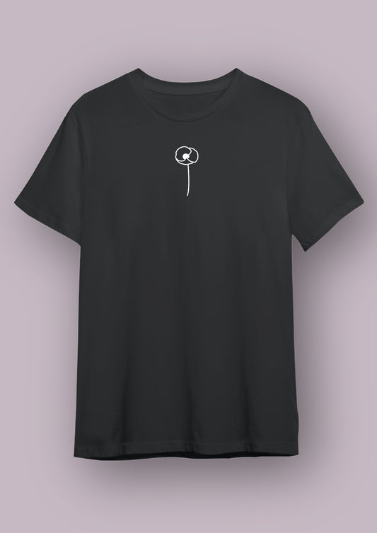 Photo produit d'un t-shirt noir de face avec un coquelicot blanc au centre. 