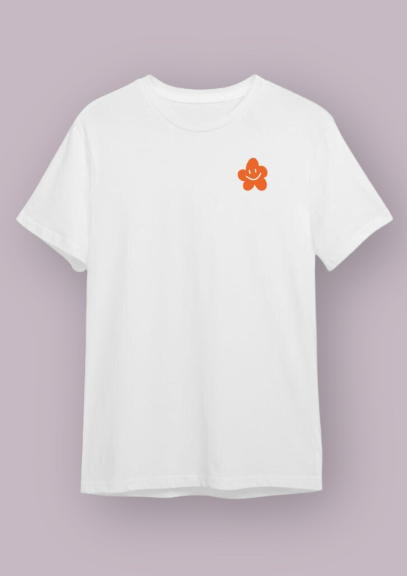 Photo produit d'un t-shirt blanc de face avec une fleur orange smiley sur le côté gauche de la poitrine. 