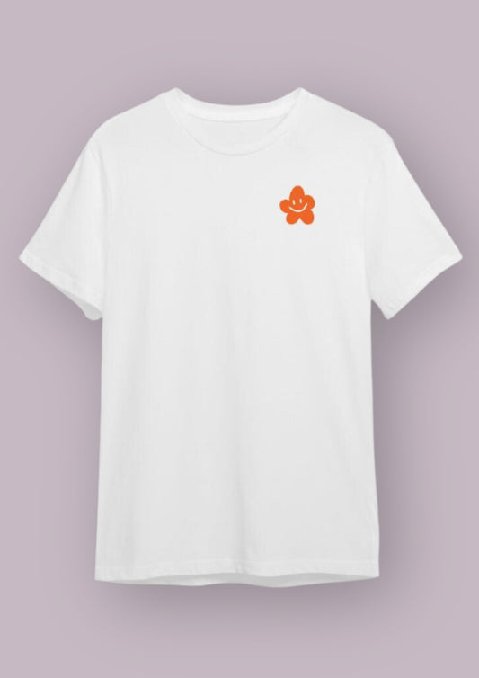 Photo produit d'un t-shirt blanc de face avec une fleur orange smiley sur le côté gauche de la poitrine. 