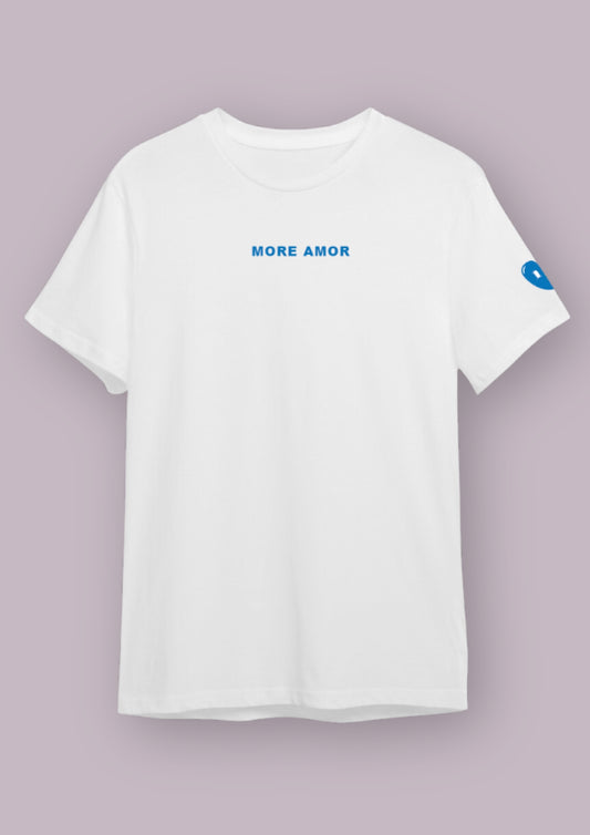 Photo produit d'un t-shirt blanc avec l'inscription More Amor bleu au centre de la poitrine en bleu et un coeur bleu sur la manche gauche.