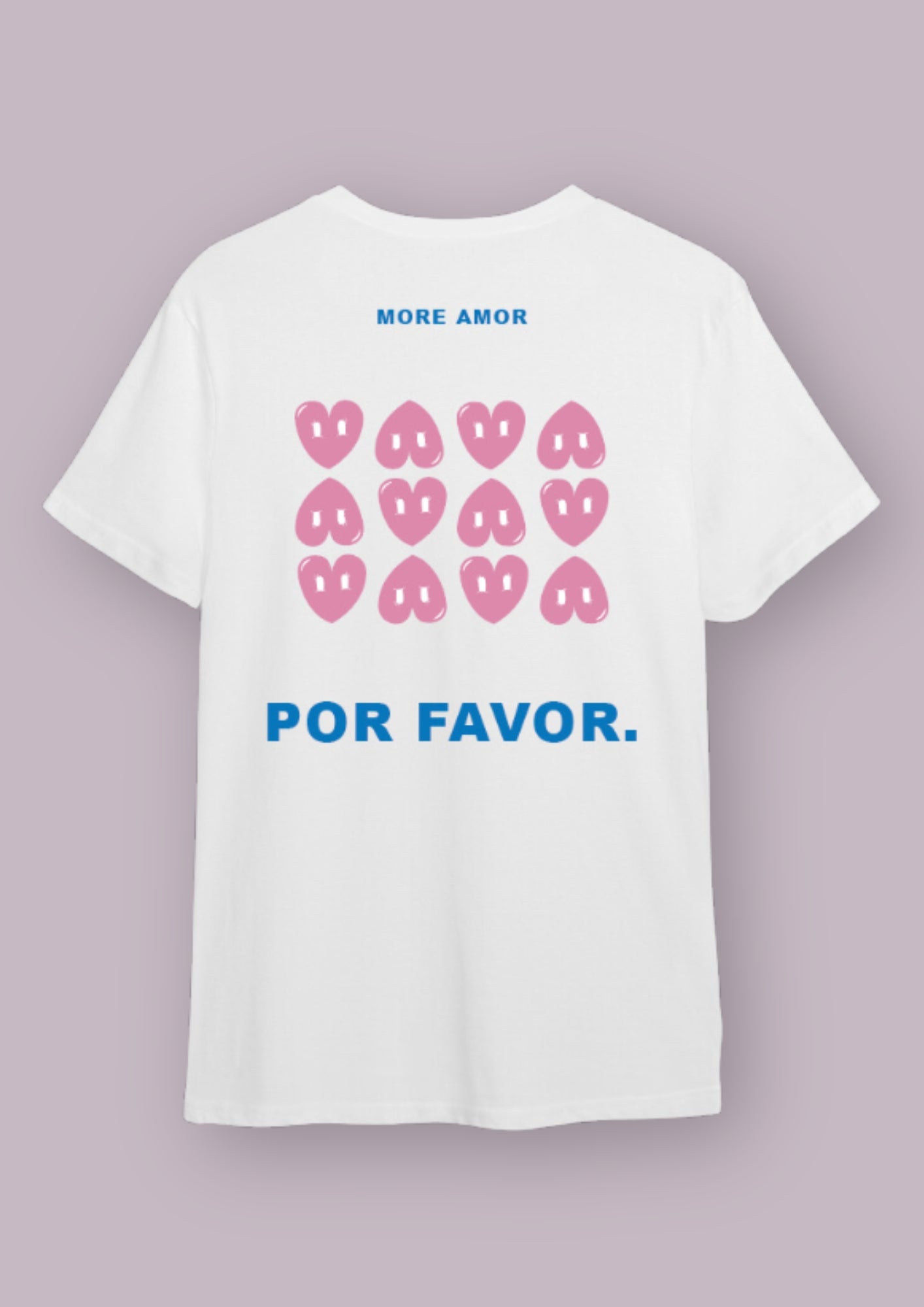 Photo produit d'un t-shirt blanc de dos avec le design more amor por favor en bleu et les coeurs roses. 