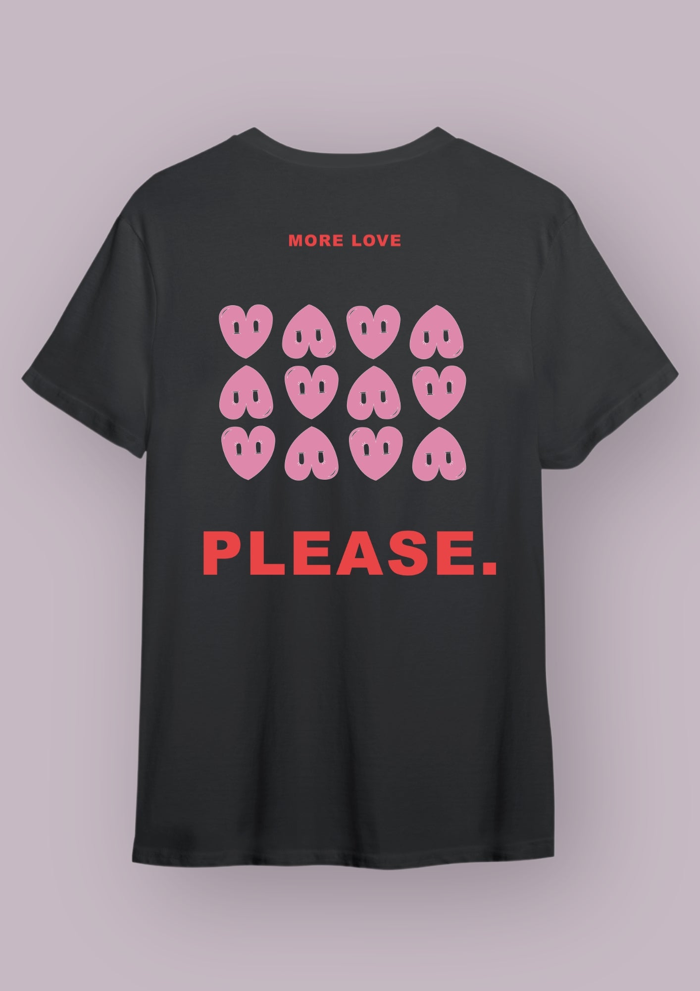 Photo produit d'un t-shirt noir de dos avec pour design la phrase more love  rouge en haut au centre en dessous 12 coeurs roses en 3 lignes et en dessous please en rouge avec un point.  