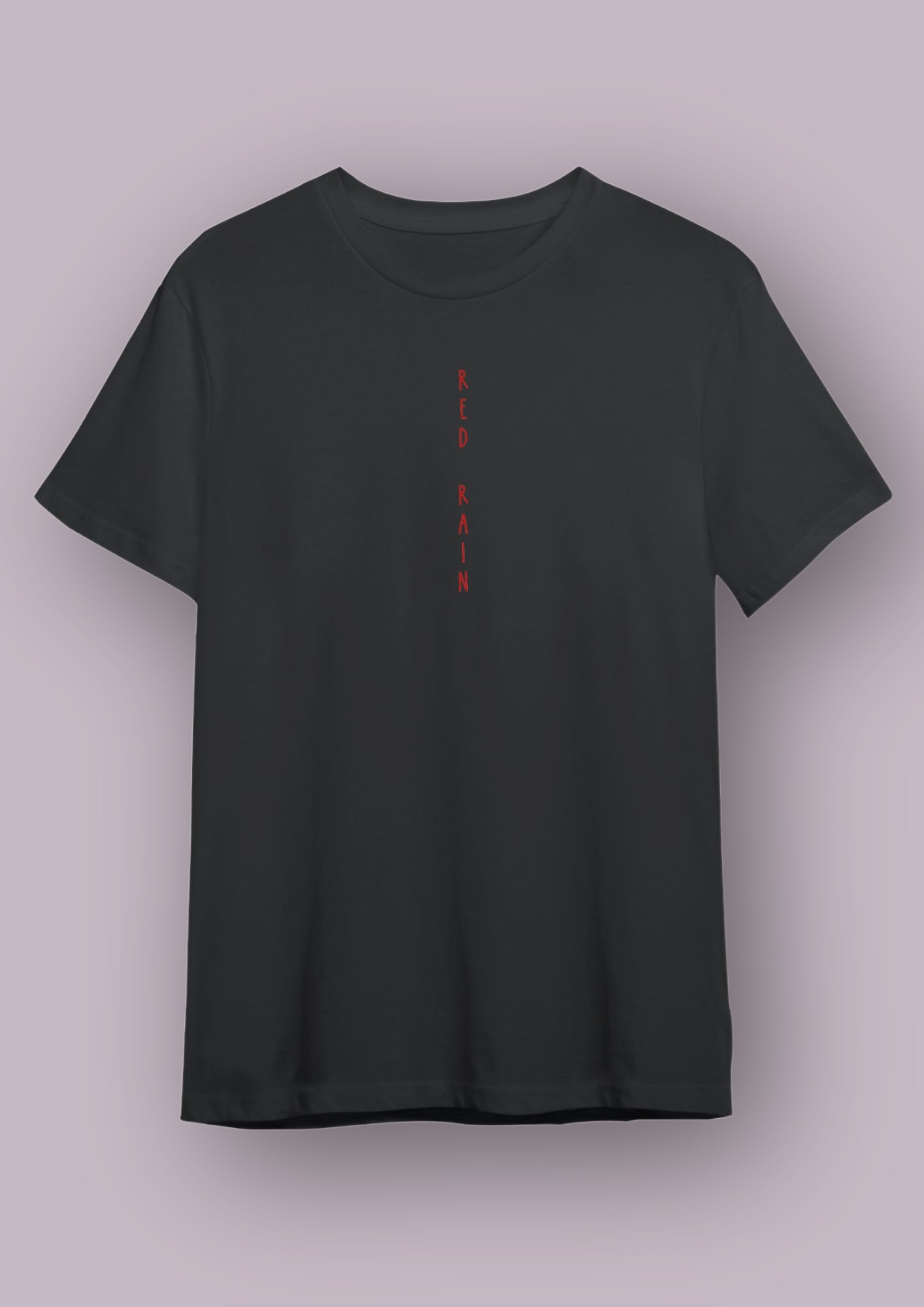 Photo produit d'un t-shirt noir avec pour inscription red rain en rouge à la verticale au centre de la poitrine. 