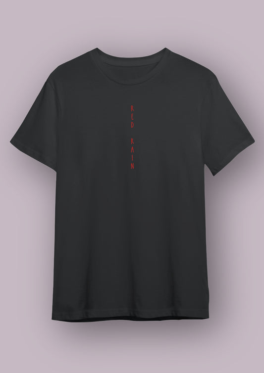 Photo produit d'un t-shirt noir avec pour inscription red rain en rouge à la verticale au centre de la poitrine. 