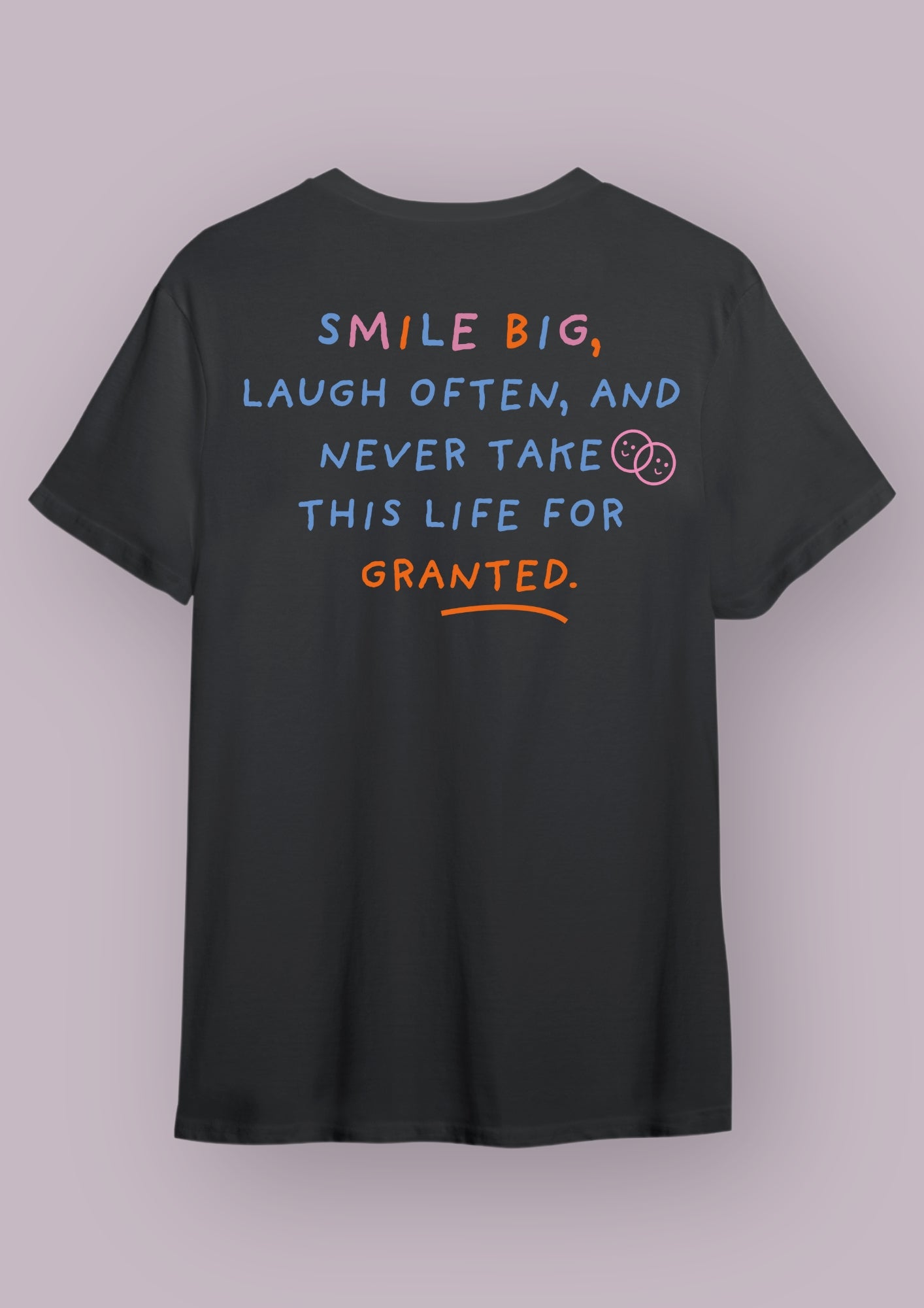 T-shirt noir avec la phrase "smile big, laugh often, and never take this life for granted". Cette phrase est écrite en bleue, rose et orange.